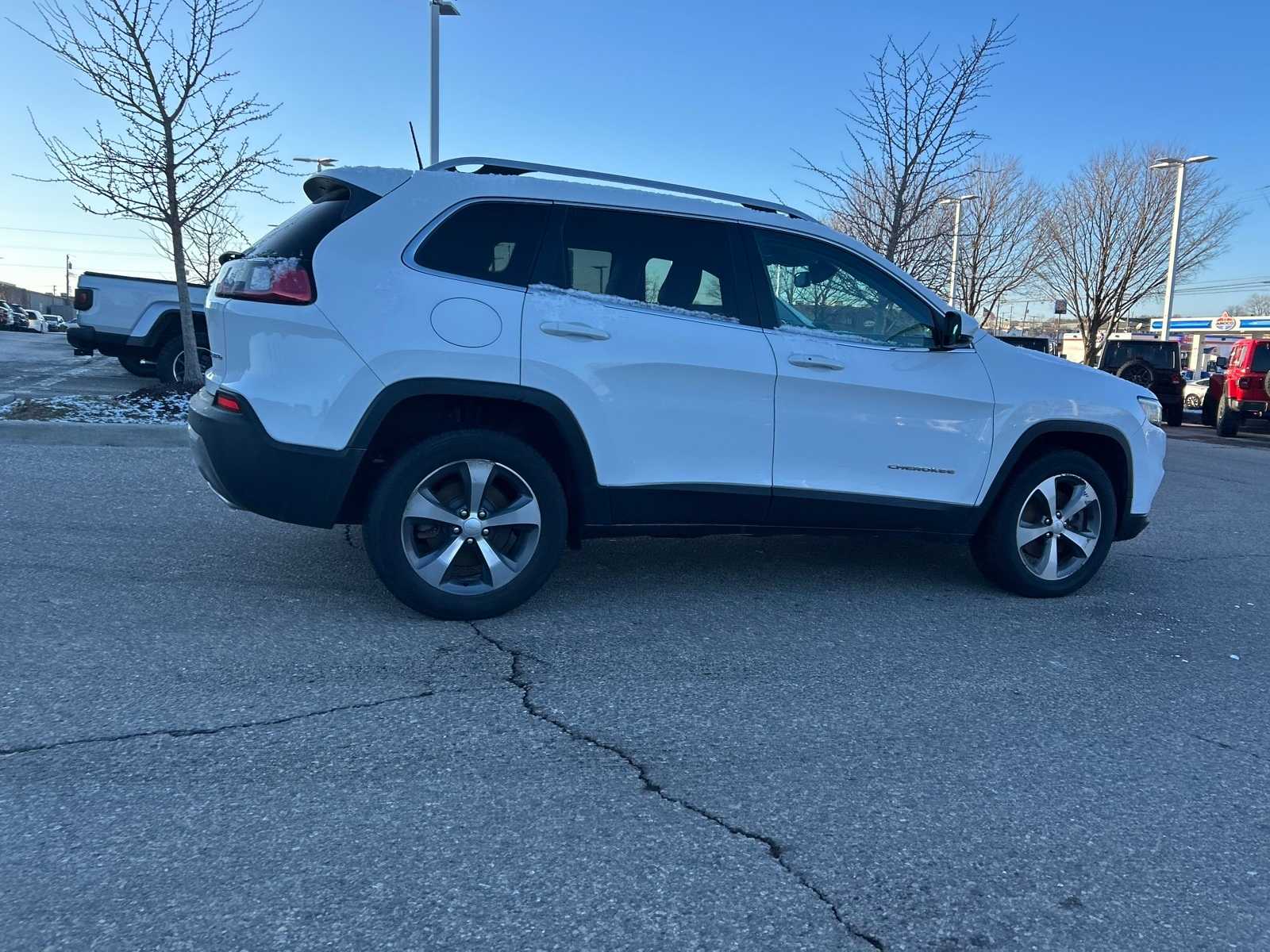 Thumbnail: 2019 Jeep Cherokee - 18
