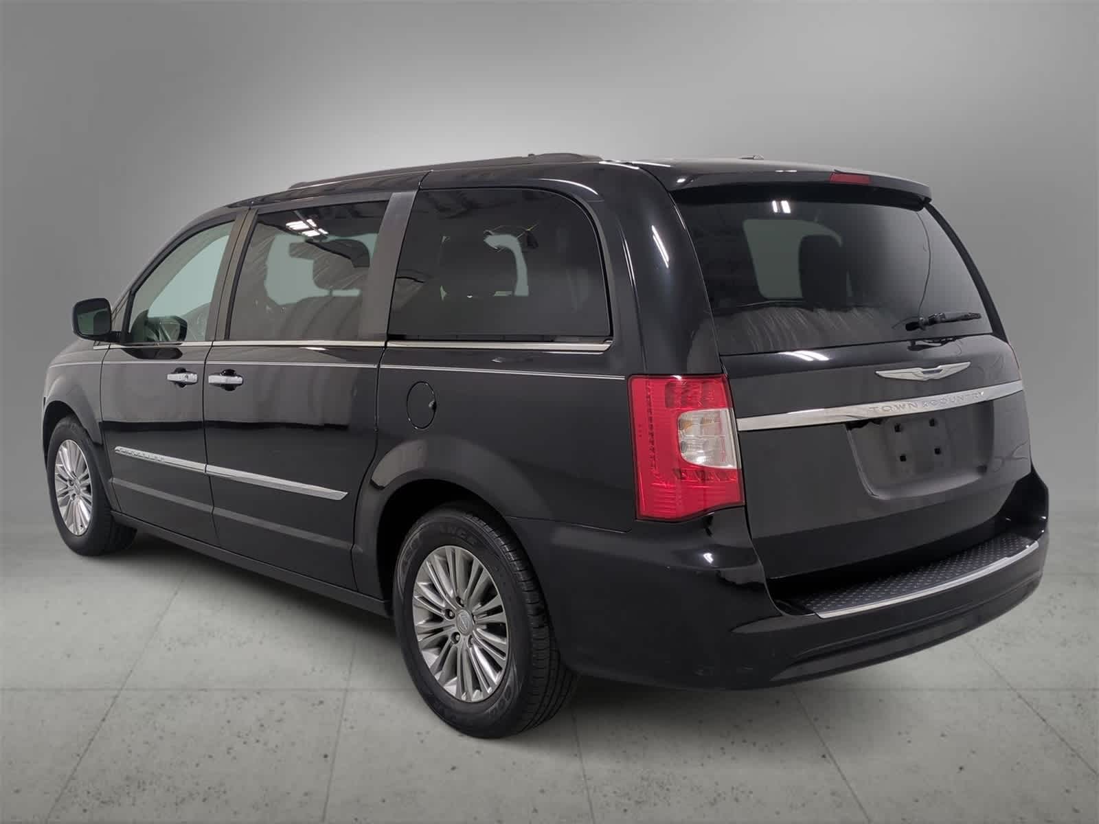 Thumbnail: 2016 Chrysler Town & Country - 6