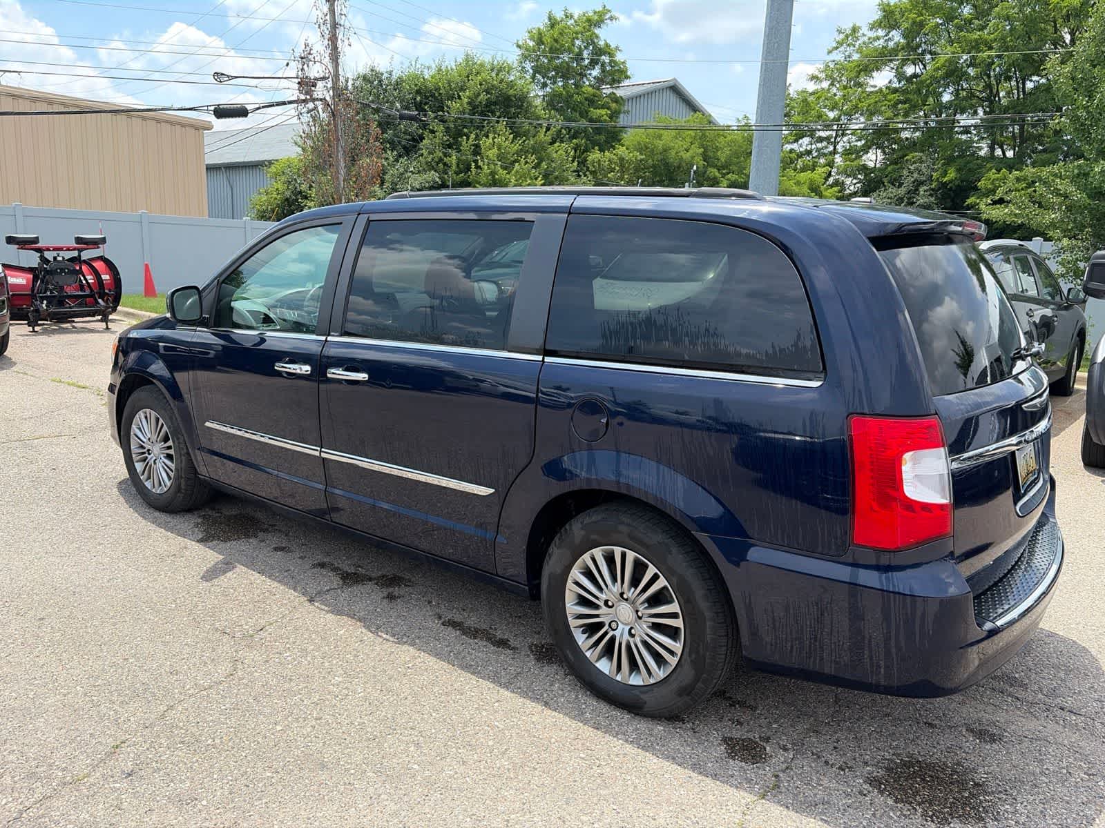 Thumbnail: 2014 Chrysler Town & Country - 16