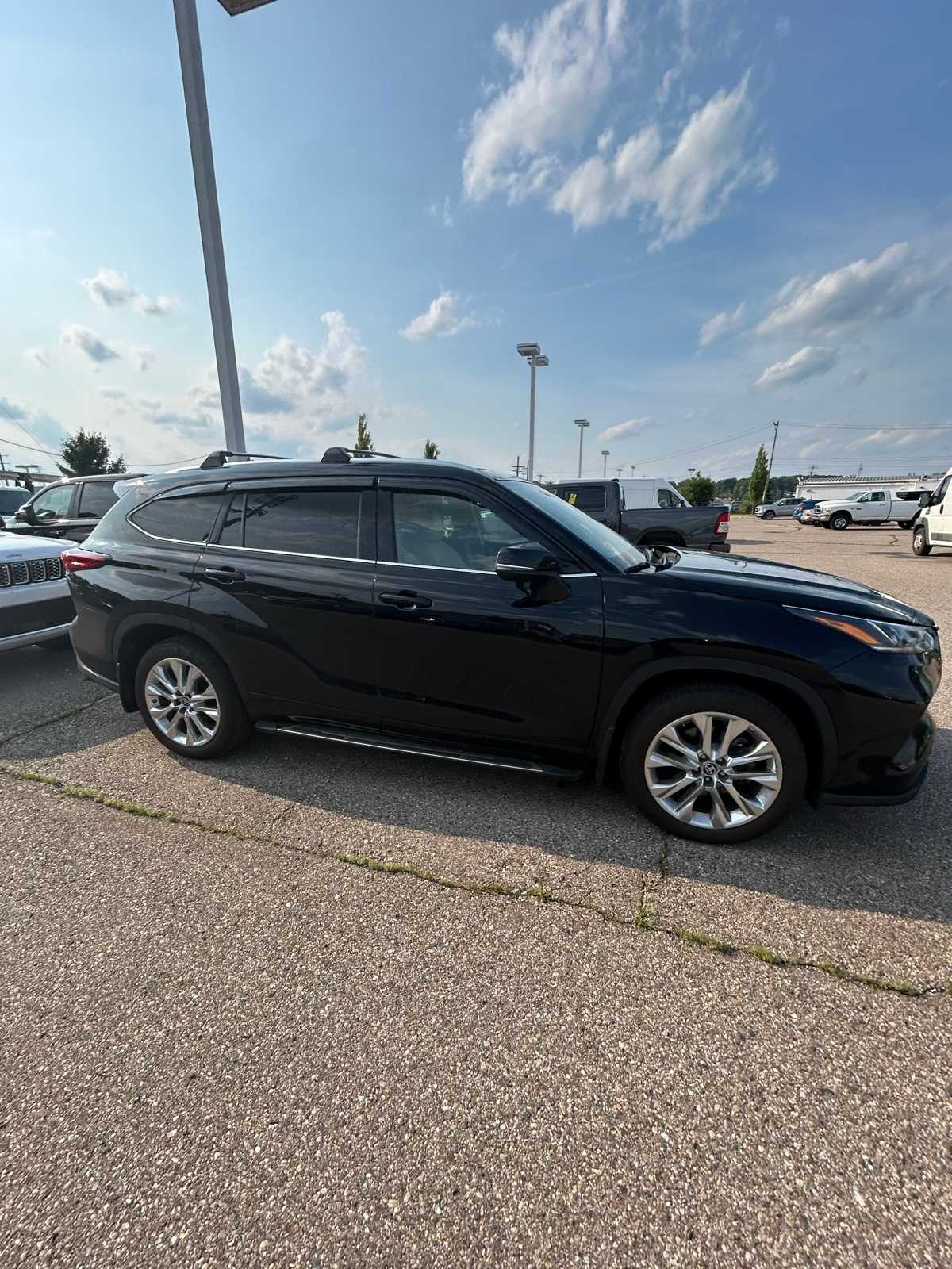 Thumbnail: 2023 Toyota Highlander - 9