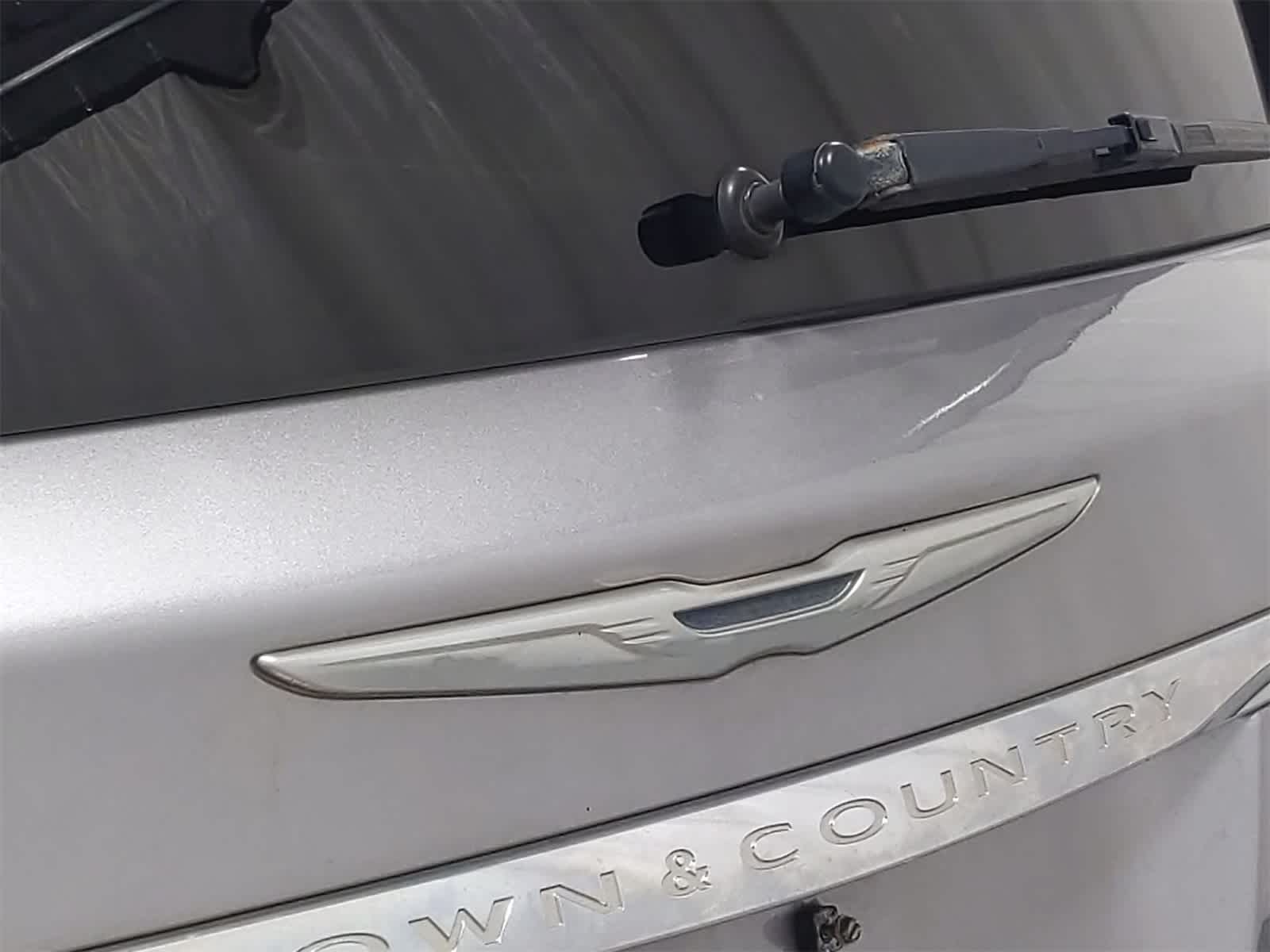 Thumbnail: 2014 Chrysler Town & Country - 13