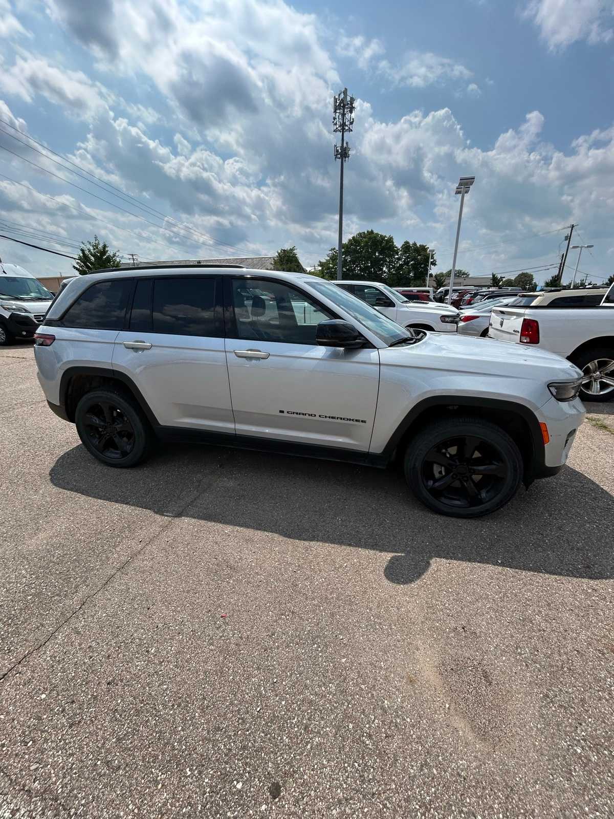 Thumbnail: 2023 Jeep Grand Cherokee - 11