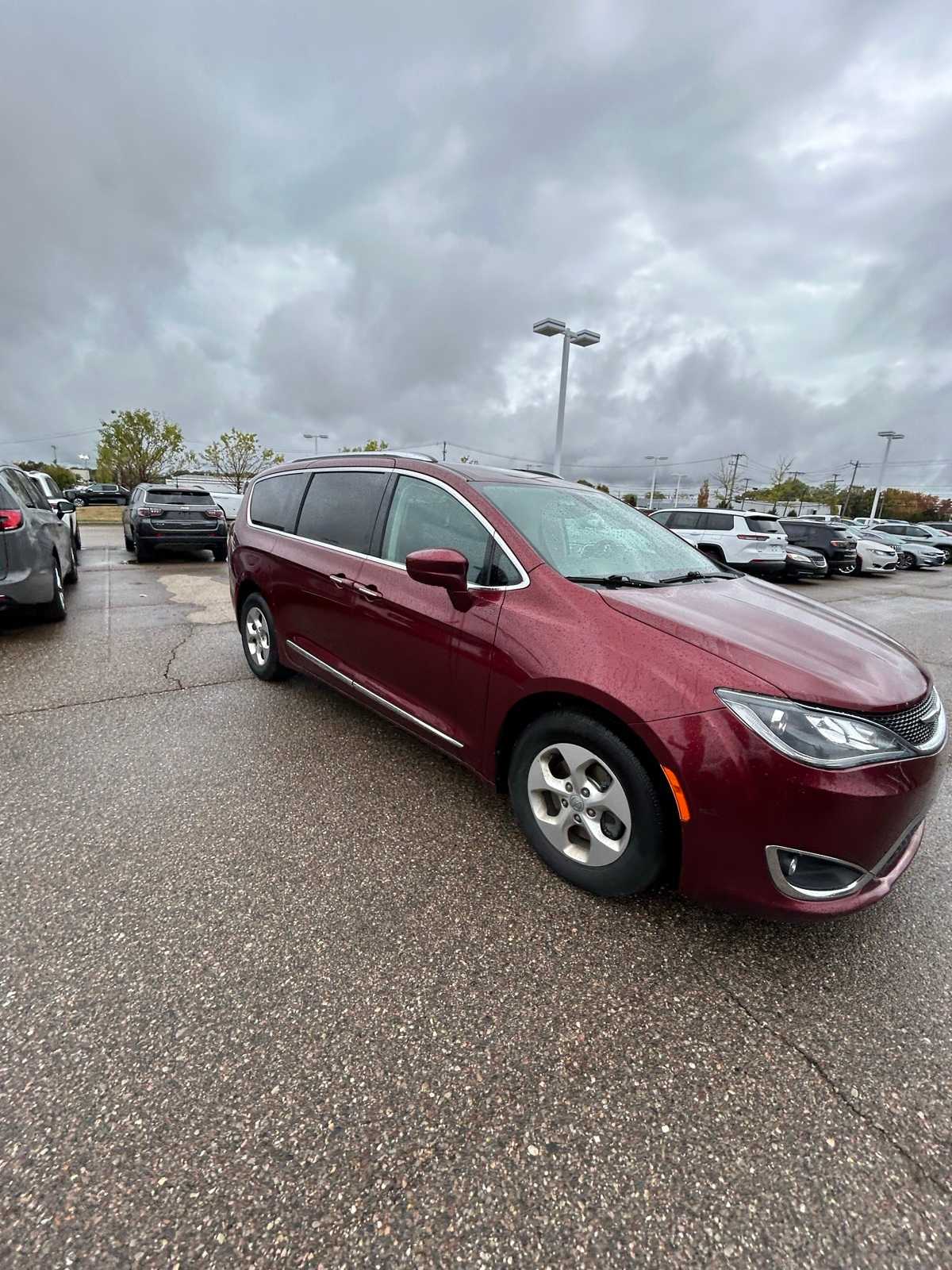 2017 Chrysler Pacifica Touring Plus photo 2