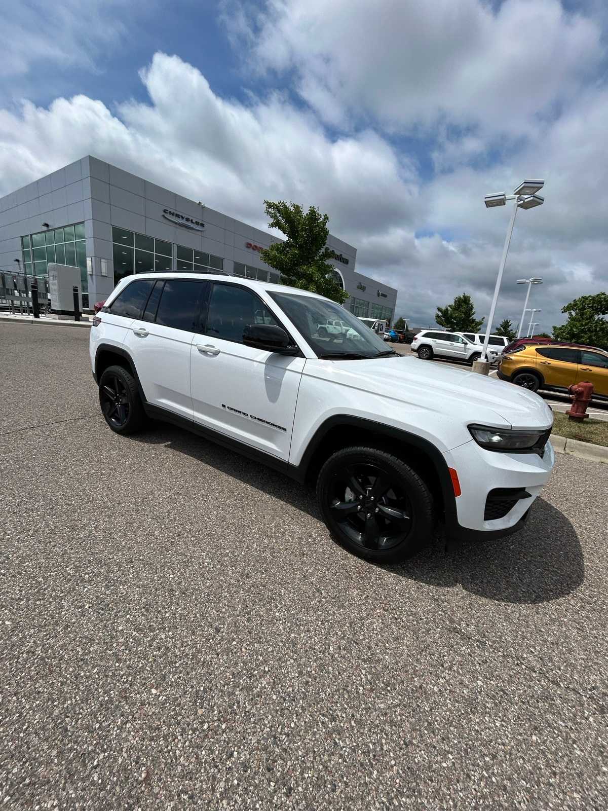 Thumbnail: 2023 Jeep Grand Cherokee - 7
