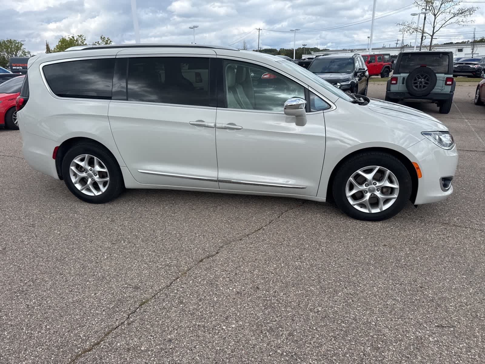 Thumbnail: 2020 Chrysler Pacifica - 12