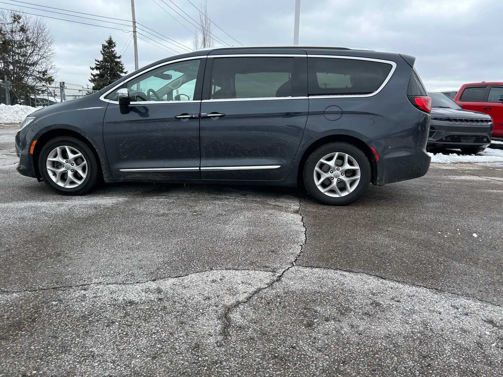 Thumbnail: 2020 Chrysler Pacifica - 24