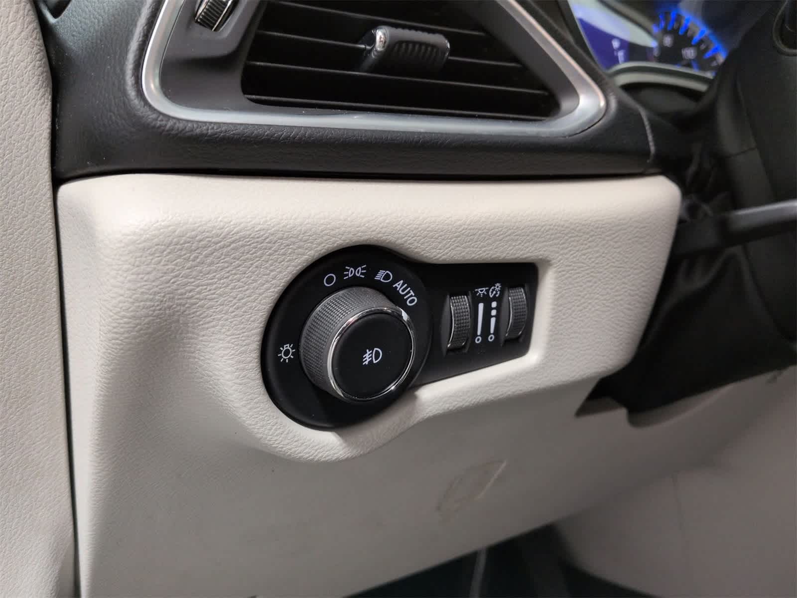 Thumbnail: 2017 Chrysler Pacifica - 18