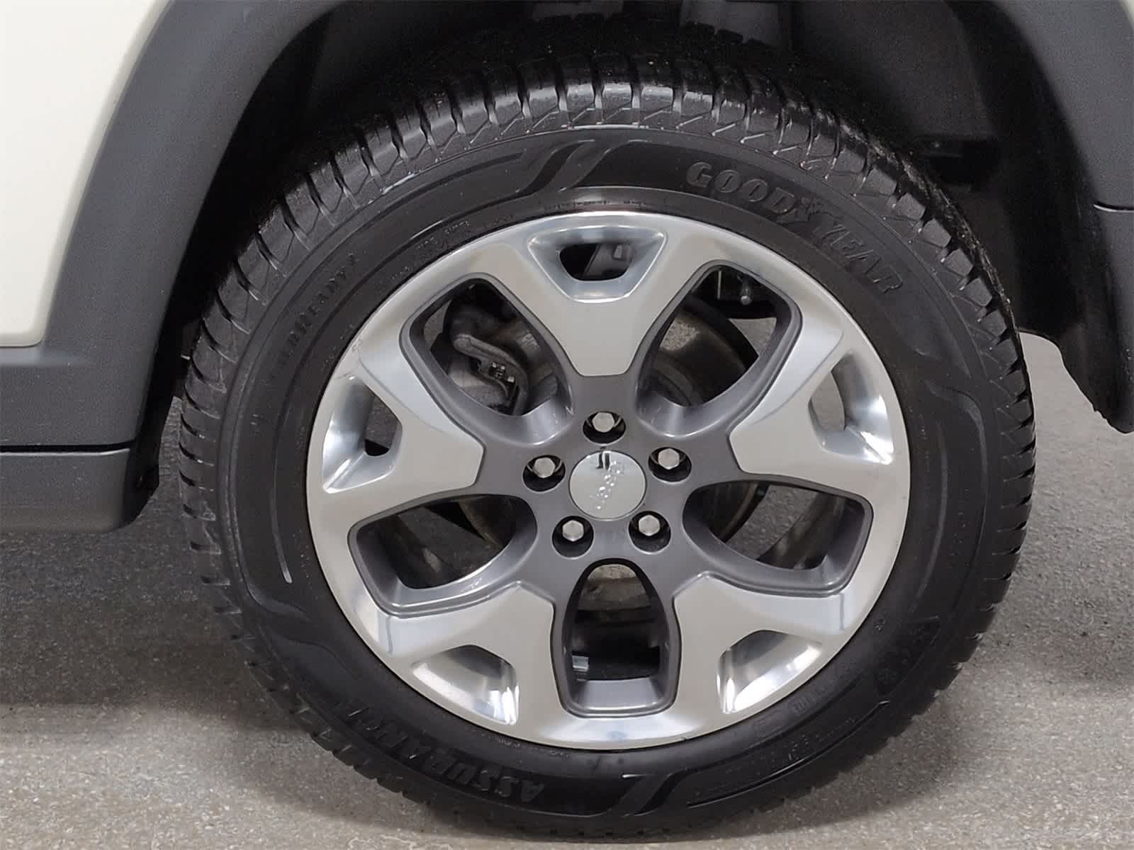 Thumbnail: 2018 Jeep Compass - 14