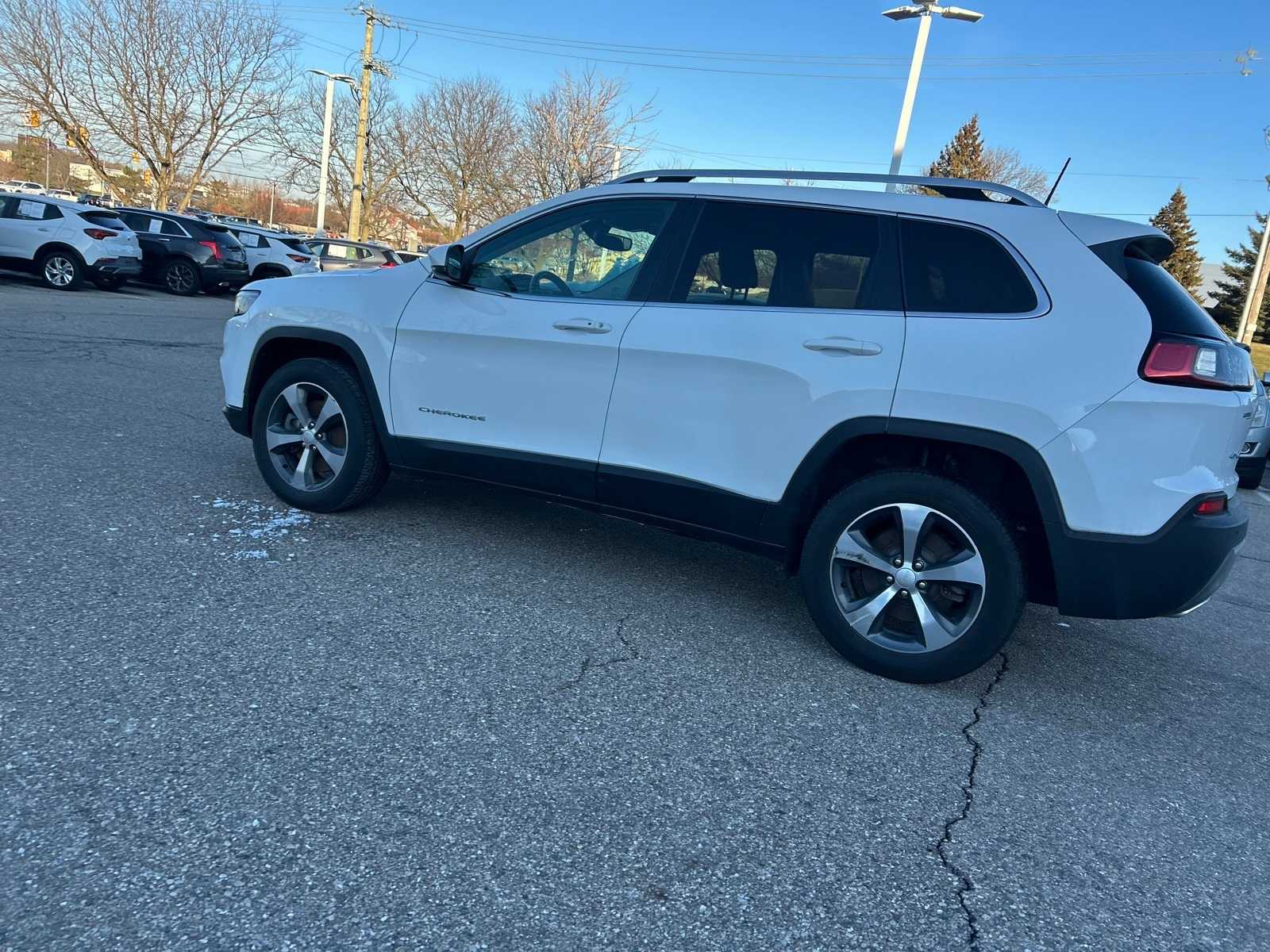 Thumbnail: 2019 Jeep Cherokee - 25