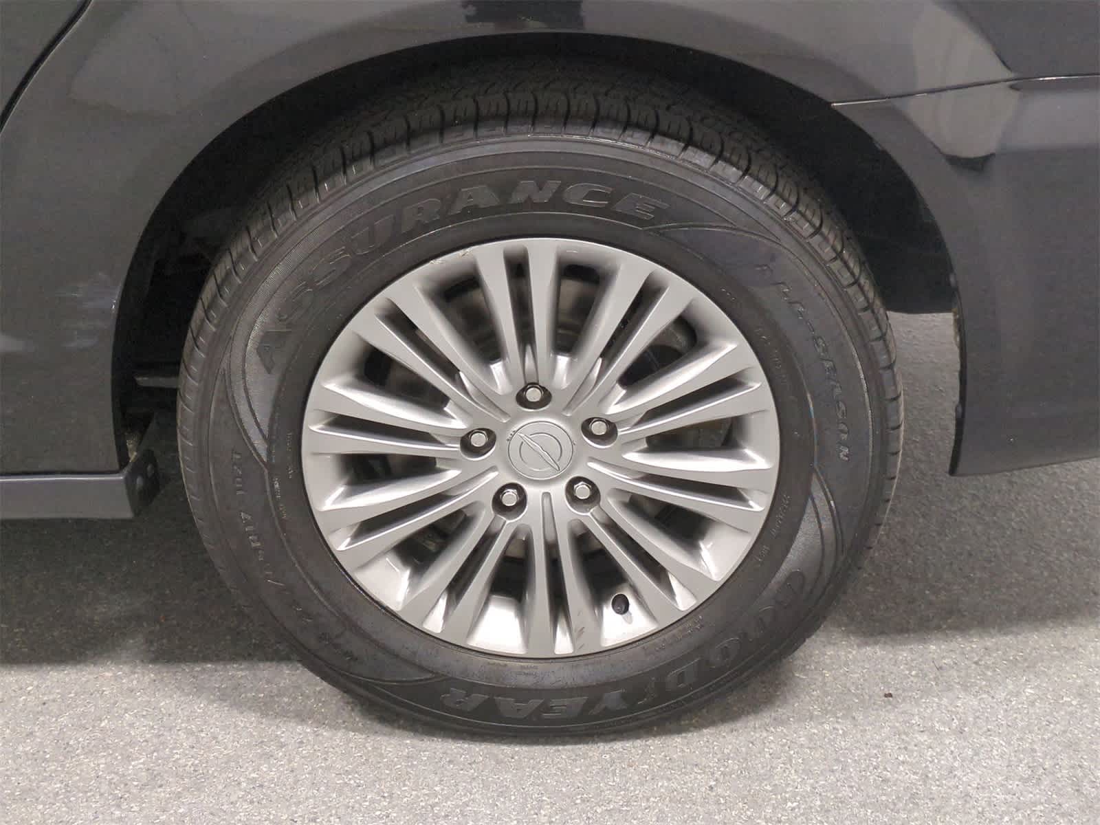 Thumbnail: 2016 Chrysler Town & Country - 14