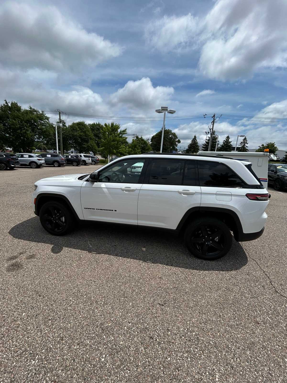 Thumbnail: 2023 Jeep Grand Cherokee - 26