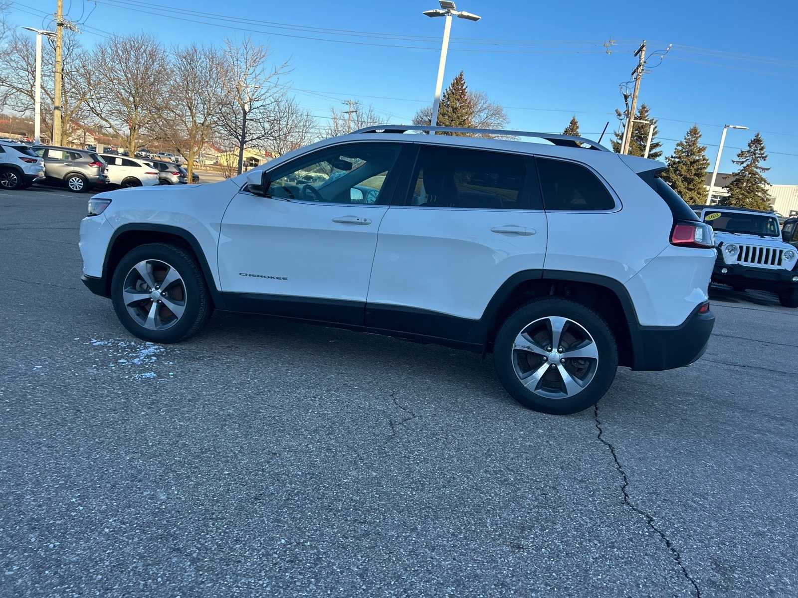Thumbnail: 2019 Jeep Cherokee - 30