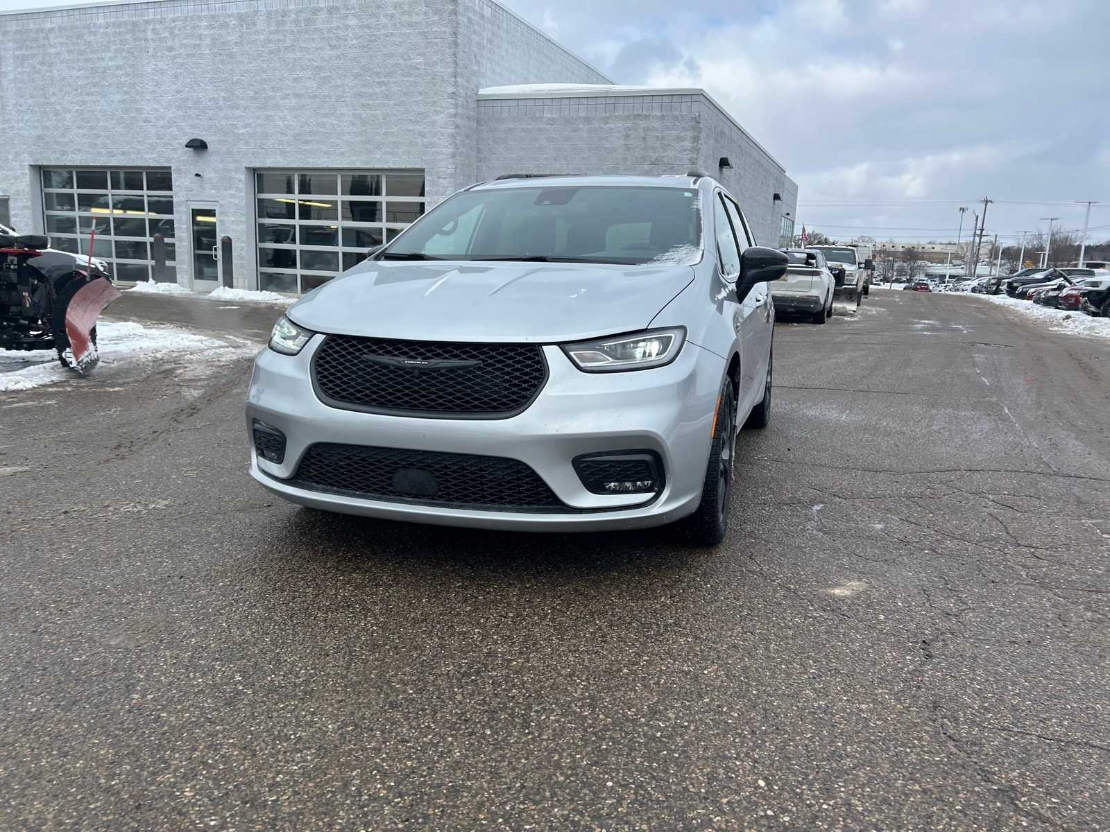 Thumbnail: 2023 Chrysler Pacifica - 4