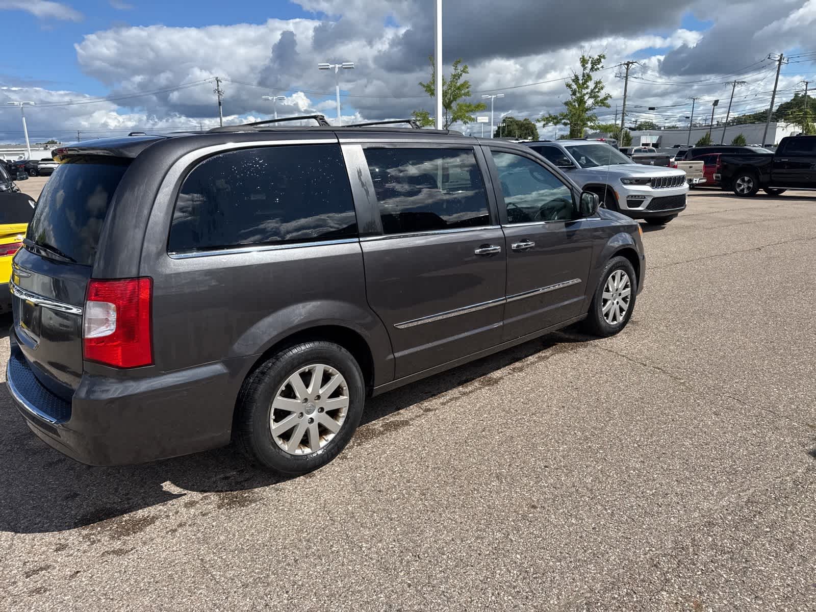 Thumbnail: 2015 Chrysler Town & Country - 14