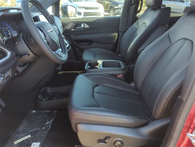 Thumbnail: 2026 Chrysler Voyager - 16