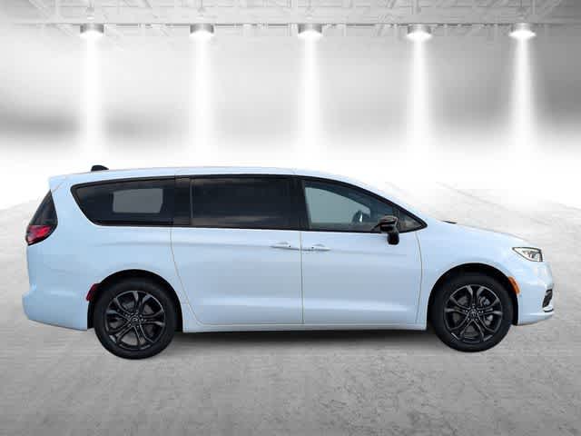 Thumbnail: 2026 Chrysler Pacifica - 9