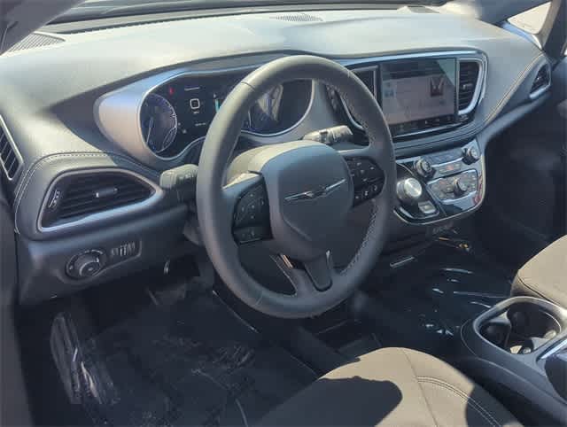 Thumbnail: 2023 Chrysler Pacifica - 10