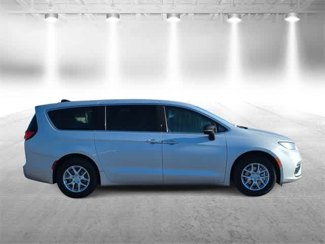 Thumbnail: 2026 Chrysler Pacifica - 9