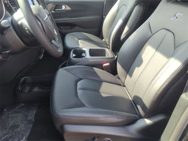 Thumbnail: 2026 Chrysler Pacifica - 16