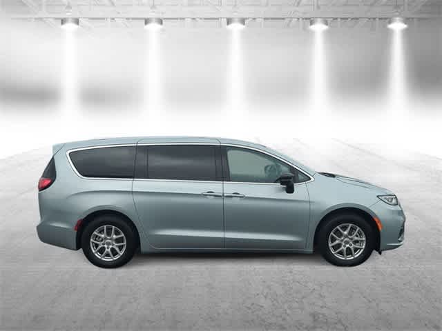 Thumbnail: 2024 Chrysler Pacifica - 9