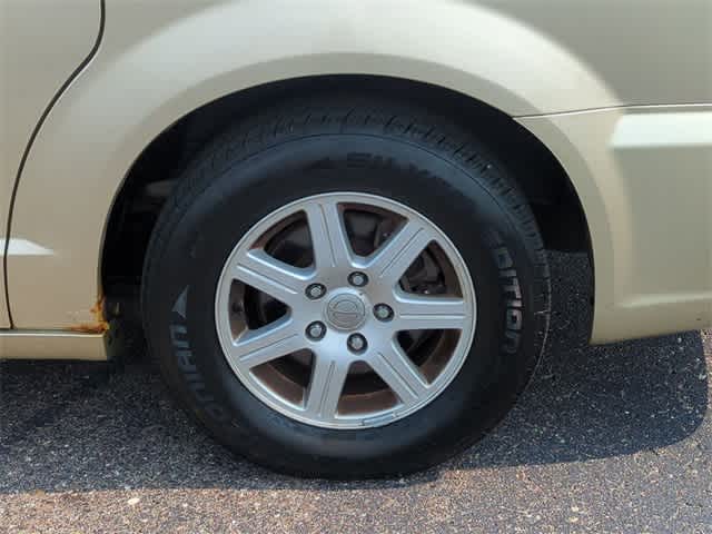 Thumbnail: 2011 Chrysler Town & Country - 13