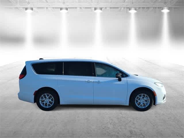 Thumbnail: 2026 Chrysler Pacifica - 9