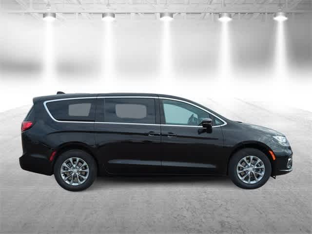 Thumbnail: 2026 Chrysler Pacifica - 9