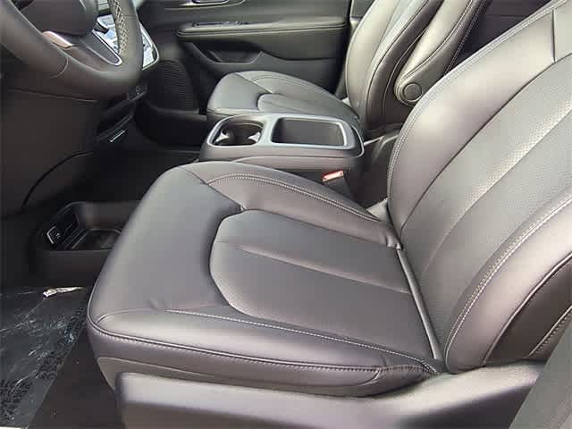 Thumbnail: 2026 Chrysler Pacifica - 17