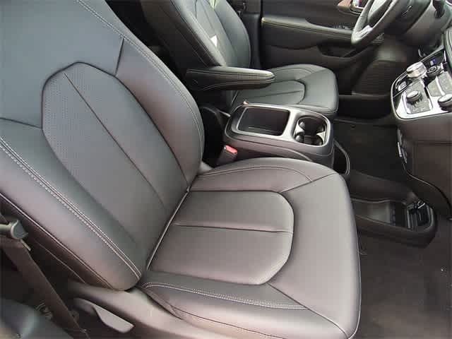 Thumbnail: 2026 Chrysler Pacifica - 24