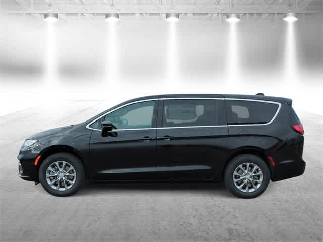 Thumbnail: 2026 Chrysler Pacifica - 5