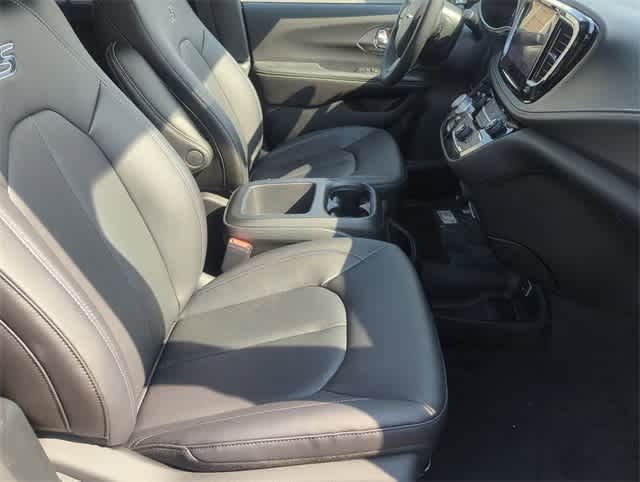 Thumbnail: 2026 Chrysler Pacifica - 22