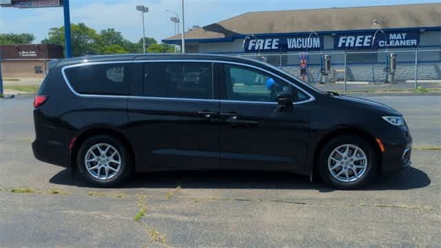 Thumbnail: 2023 Chrysler Pacifica - 9