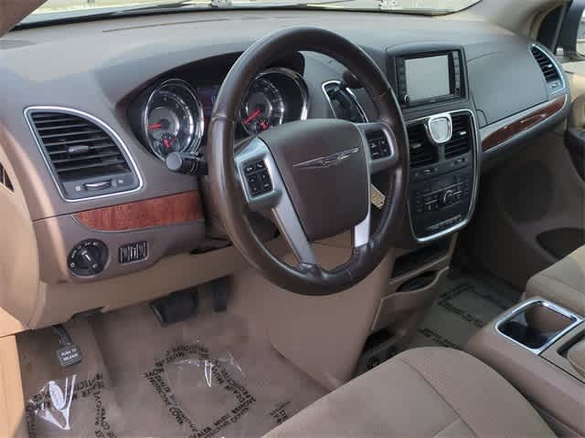 Thumbnail: 2011 Chrysler Town & Country - 10