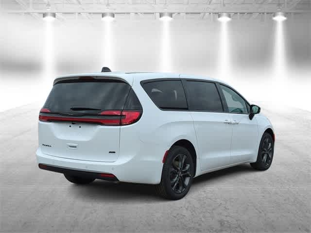Thumbnail: 2026 Chrysler Pacifica - 8