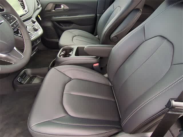 Thumbnail: 2026 Chrysler Pacifica - 17