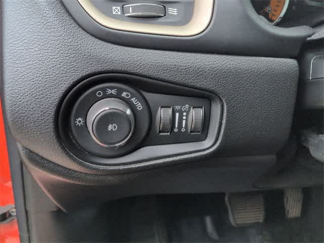 Thumbnail: 2017 Jeep Renegade - 23