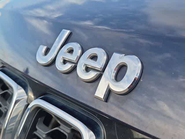 Thumbnail: 2017 Jeep Grand Cherokee - 12