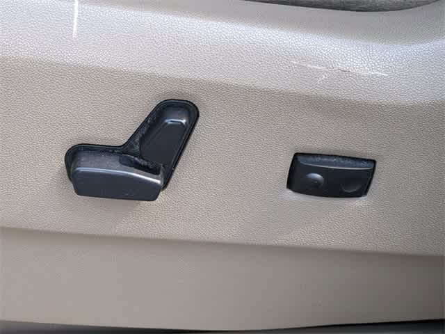 Thumbnail: 2011 Chrysler Town & Country - 16