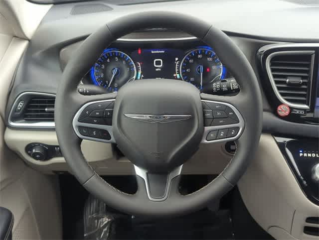 Thumbnail: 2024 Chrysler Pacifica - 24