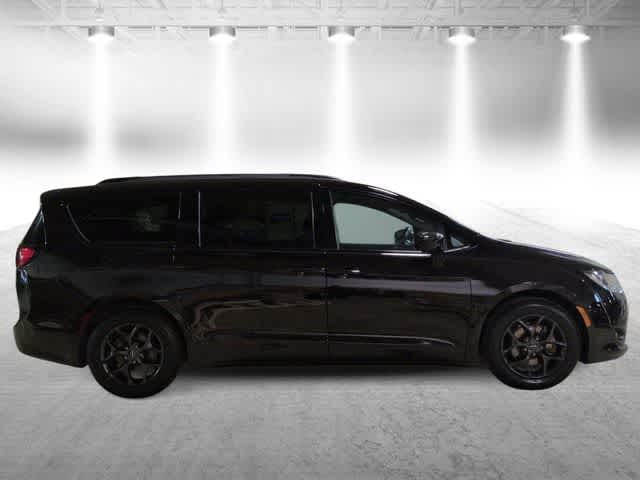 Thumbnail: 2018 Chrysler Pacifica - 9