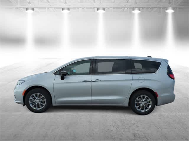 Thumbnail: 2026 Chrysler Pacifica - 5