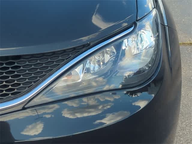 Thumbnail: 2021 Chrysler Voyager - 10