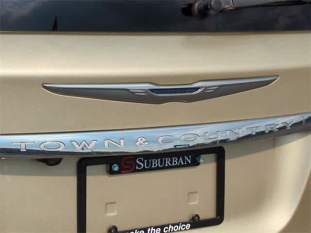 Thumbnail: 2011 Chrysler Town & Country - 12