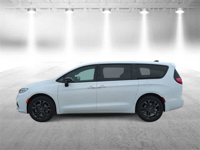 Thumbnail: 2026 Chrysler Pacifica - 5
