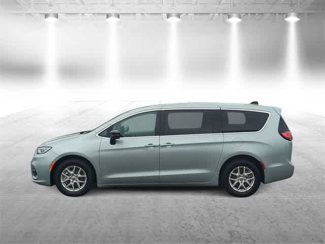 Thumbnail: 2024 Chrysler Pacifica - 5