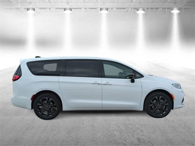 Thumbnail: 2026 Chrysler Pacifica - 9