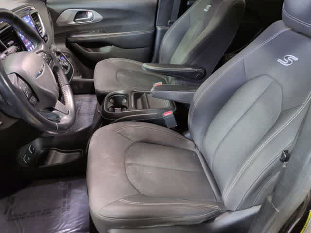 Thumbnail: 2018 Chrysler Pacifica - 16