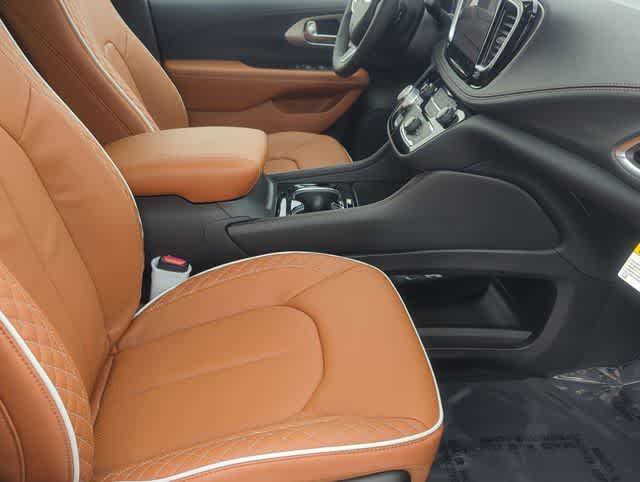 Thumbnail: 2026 Chrysler Pacifica - 24