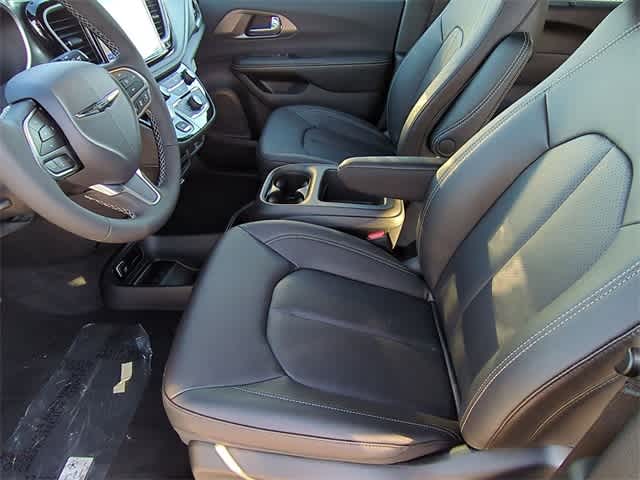 Thumbnail: 2026 Chrysler Pacifica - 17