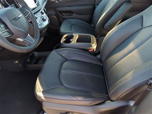 Thumbnail: 2026 Chrysler Pacifica - 17